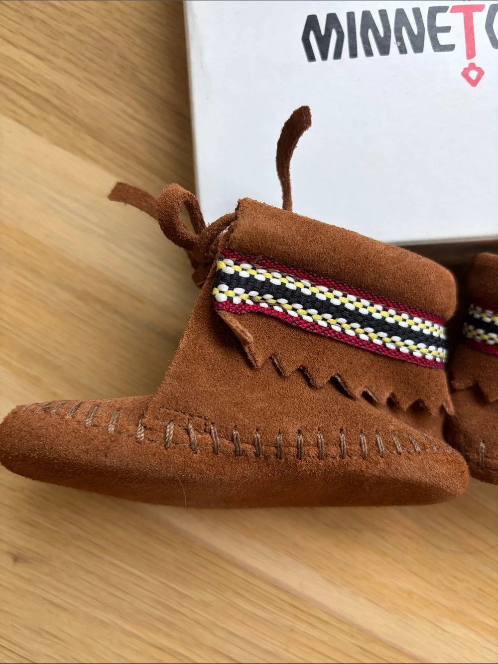 New Minnetonka Kids Chestnut Suede Moccasins with Multicolor Trim infant size 4